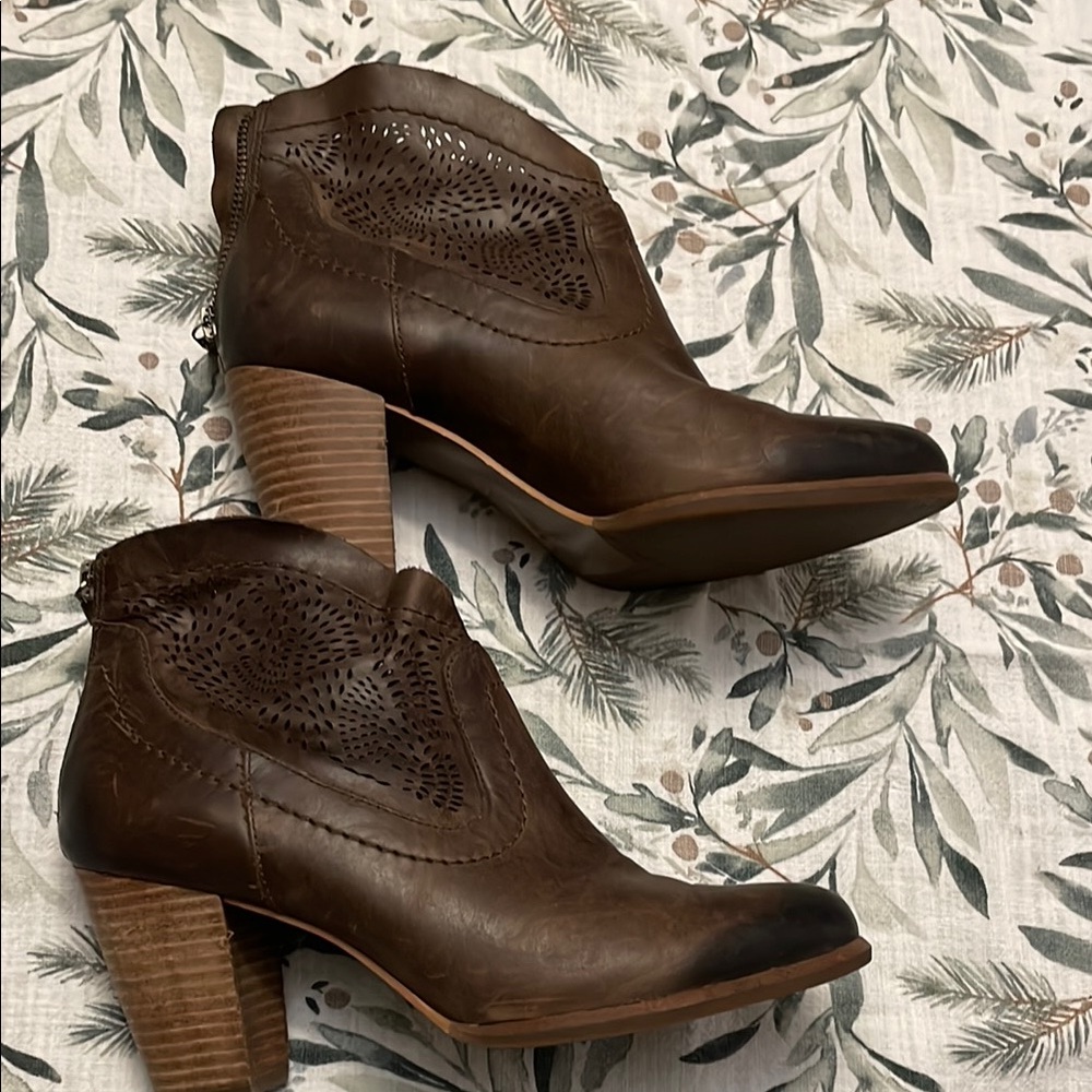 UGG Western cutout detail heeled Distressed Brown Leather Ankle Boots size 8